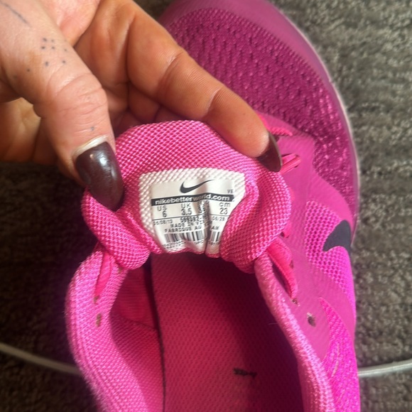 Magenta Ombré Women's Nike Workout Sneaker, worn twice! Size 6! - Picture 6 of 7